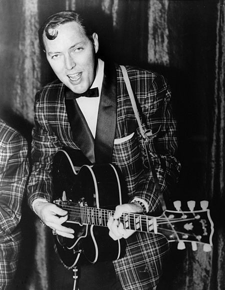 July 9, 1955. "(We're Gonna) Rock Around The Clock" by Bill Haley  His Comets hits #1 on the U.S. top 40 chart, signaling the beginning of the rock era. It stayed there for 8 weeks. Billy Holiday, 50s Rock And Roll, 1950s Rock And Roll, Rockabilly Music, 50s Music, Bill Haley, Rock Around The Clock, American Bandstand, Rock And Roll Bands