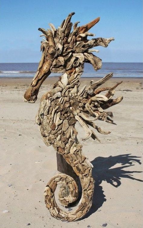 Driftwood Garden Ideas Outdoors, Driftwood Seahorse, Seahorse Sculpture, Takken Decor, Driftwood Art Sculpture, Driftwood Fish, Seahorse Art, Driftwood Art Diy, Driftwood Projects