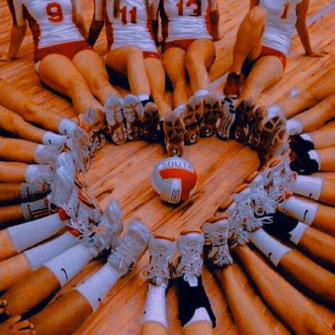 Volleyball Wallpaper, Yearbook Pictures, Volleyball Inspiration, Volleyball Training, Volleyball Pictures, Sports Pictures, Pretty Pictures, Volleyball, Arts And Crafts