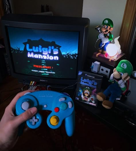 Luigis Mansion Aesthetic, Gamecube Aesthetic, Old Video Games Aesthetic, Old Game Consoles, Punk Bands Posters, Classic Consoles, Luigi's Mansion, Grunge Pictures, Retro Gadgets