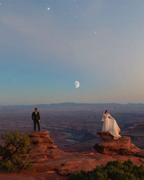 ELOPE IN MOAB, UTAH 🏜️💫 If you have been dreaming of an adventure-filled wedding or elopement in an ethereal desert landscape, it’s time to discover Moab, UT! Moab is a sacred little pocket of the world where red-rock wonders unfold around every corner. She is most enjoyed as an adventure playground, temple for lovers of the Earth, & a beautiful canvas for weddings. Moab’s rugged terrain and captivating sunsets create quite the setting for an unforgettable backdrop for both a love story and ... Moab Couples Photoshoot, Southern Utah Wedding, Moab Utah Wedding, Sunrise Wedding Ceremony, Red Rocks Wedding, Desert Wedding Photos, Zion Elopement, Utah Bridals, Nature Elopement