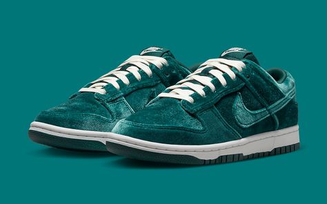 New Looks // Nike Dunk Low "Green Velvet" Dunks Outfit, Pretty Shoes Sneakers, Jordan Shoes Retro, All Nike Shoes, Velvet Shoes, Cute Nike Shoes, Hype Shoes, Cute Nikes, Swag Shoes