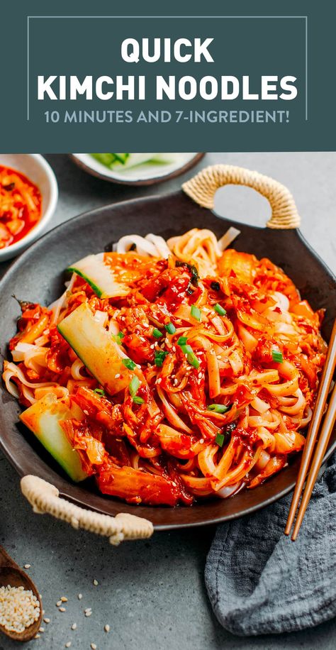 Korean-inspired rice noodles served with a spicy and tangy kimchi sauce! Fresh, ready in 10 minutes, and so flavorful! #kimchi #korean #vegan Kimchi Sauce, Quick Kimchi, Kimchi Noodles, Kimchi Rice, Korean Vegan, Vegan Kimchi, Kimchi Recipe, Korean Cooking, Asian Noodles