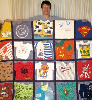 Quilt made from babies clothes Woody Blanket, Quilt From Baby Clothes, Onesie Quilt, Baby Memory Quilt, T-shirt Quilts, Baby Clothes Blanket, Photography Crafts, Colchas Quilting, Old Baby Clothes