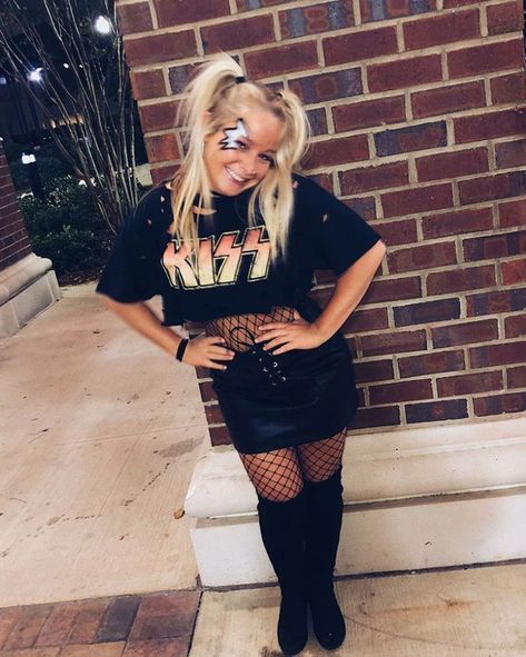 umm what a hot college halloween costume ideas! Halloween Costume Teenage Girl, Kiss Halloween Costumes, Rockstar Costume, College Halloween Costumes, Angel Halloween Costumes, Halloweenský Makeup, Sophia Lee, Best Friend Halloween Costumes, Halloween Costumes College Girls