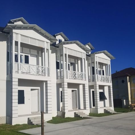 Aesthetic Townhouse Exterior, Beach Town House Exterior, Cute Townhomes Exterior, Aesthetic Town House Exterior, Charleston Townhouse, 3 Bedroom Townhouse, Charleston Style, House Exteriors, Charleston