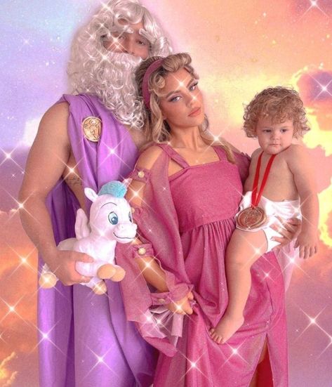 Zeus And Hera Costume, Disney Zeus, Meg Costume, Hercules Costume, Disney Family Costumes, Dad Costume, Meg Hercules, Old Halloween Costumes, Disney Characters Costumes