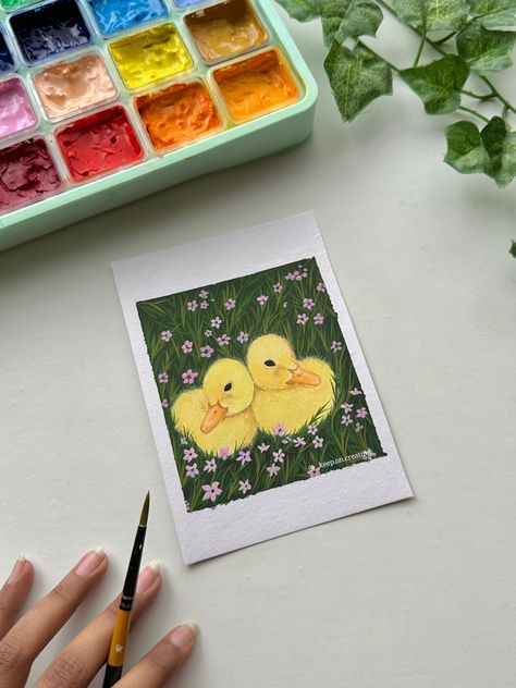 Two baby duck setting close to each other in the middle of tiny pink flower field is painted using gouache paints Yellow Gouache Painting, Duck Painting Cute, Cute Gouache Illustration, Little Duck Drawing, Drawing With Gouache, Gouache Art Inspiration, Art Journal Watercolor, Gouache Painting Ideas, Diary Sketches