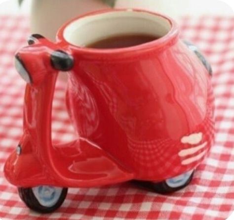 Cool Mugs Pottery, Ceramic Cups Ideas, Crockery Design, Tanah Liat, Clay Diy Projects, Pretty Mugs, Clay Mugs, Pottery Crafts, Diy Pottery