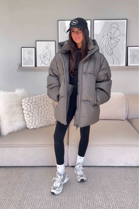 Puffer Jacket Outfit Oversized, Winter Street Style Puffer Jacket, Large Puffer Jacket Outfit, Gray Puffer Jacket, Cute Outfits Inspo Winter, Rains Puffer Jacket, Big Puffy Jacket, Stylish Puffer Jacket, Oversized Puffer Coat Outfit