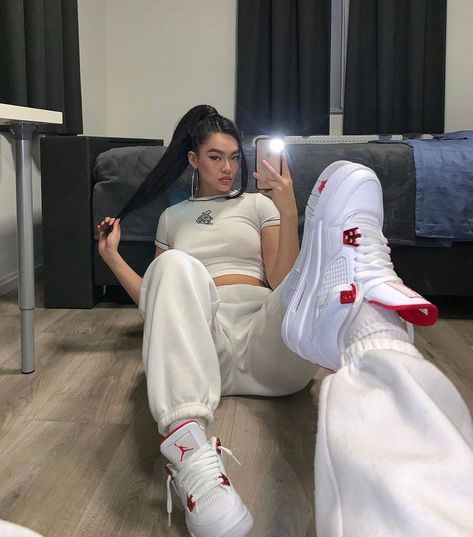 Jordan Retro 4 Outfits, Jordan 4 Retro Outfit, Streetwear Mode, Tomboy Style Outfits, Air Jordan 4, Streetwear Fashion Women, Baggy Pants, Swaggy Outfits, Simple Trendy Outfits