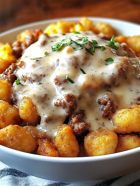 Tator Tot Breakfast, Baked Garlic Parmesan Chicken, Tater Tot Breakfast Casserole, Tater Tot Breakfast, Tater Tots, Sausage Gravy, Breakfast Bowl, Breakfast Meal Prep, Breakfast Brunch Recipes