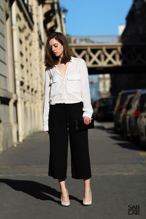 sabfashionlab-fashion-blog-mode-how-to-wear-a-. 943fb5b68b0e6e224d22d0948179aed6 Outfit Kulot, How To Wear Culottes, Black Culottes, Celana Fashion, Square Pants, Casual Hijab Outfit, 50 Style, Black Clutch, White Heels