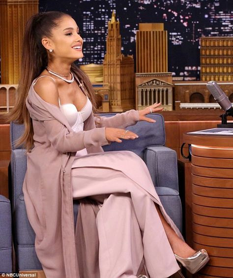 Blushing beauty: Ariana Grande stopped to chat with host Jimmy Fallon, dressed in a girly, blush number. The 22-year old beauty donned a corset top with a loose, floor-sweeping bottom Adriana Grande, Ariana Grande Outfits, Ariana Grande Cute, Ariana Grande Style, Ariana Grande Photos, Ariana Grande Pictures, Ariana G, Tonight Show, Dangerous Woman