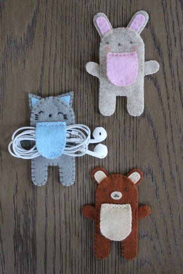 Gift Sewing Projects, Earphone Holder, Earphones Holder, Felt Crafts Patterns, Felt Crafts Diy, Felt Bunny, Felt Embroidery, Diy Holder, Felt Patterns