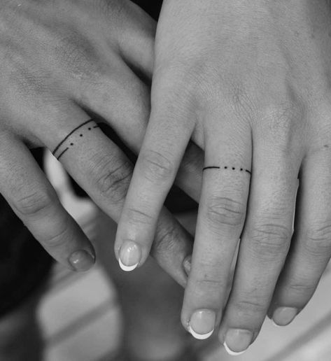 stilvolle Tattoos Eheringe Morse Code Wedding Ring Tattoo, Fine Line Ring Tattoo, Ring Tattoo Designs For Couples, Newlywed Tattoos, Line Ring Tattoo, Minimal Tattoo Couple, Tattoo Rings For Couples, Tattoos For Wife, Ring Tattoo Designs Wedding