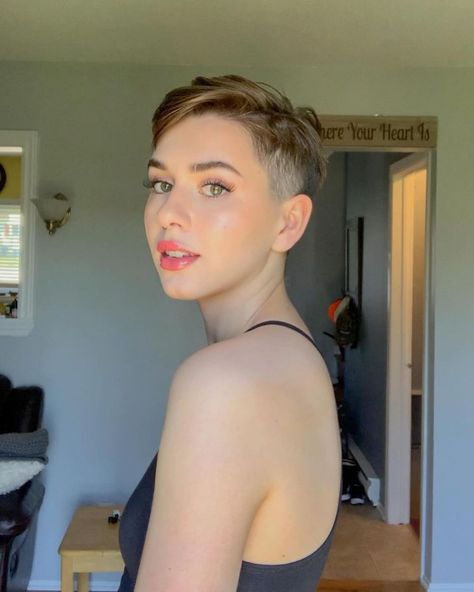 @carolinefadias ❤️😍❤️😍❤️😍❤️😍❤️😍❤️😍❤️😍❤️ #shorthair #shorthaircut #pixiecut #pixie #pixiehaircut #shorthairideas #hair #hairfashion… | Instagram Haircuts For Round Chubby Faces, Soft Short Hair, Gorgeous Haircuts, Haircuts For Women 2023, Girls With Shaved Heads, Undercut Long Hair, Short Shaved Hairstyles, Crop Haircut, Hair Inspiration Short