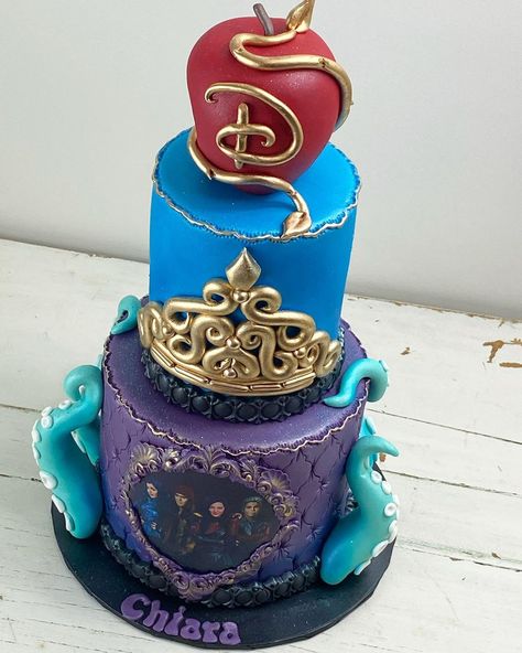 Uma Birthday Cake, Decendents Cake Ideas, Descendants Cake Ideas, Desendents Birthday Cakes, Disney Descendants Cake, Uma Party Ideas Descendants, Descendants Birthday Cake, Descendants 2 Cake, Uma Cake Descendants