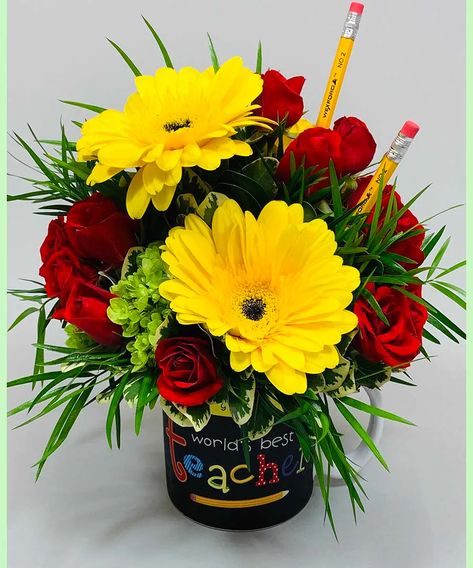 Get off on the right foot with this charming back to school arrangement of spray roses and Gerbs finished in a reusable coffee mug! #ToblersFlowers Back To School Flowers, School Centerpieces, Worlds Best Teacher, School Wreaths, Floral Design Classes, Teacher Appreciation Gifts Diy, Luxury Flower Bouquets, Teachers Diy, Flowers Bouquet Gift