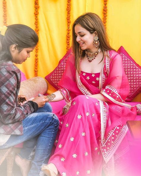 Pink Haldi Outfit For Bride, Pink Haldi Outfit, Haldi Lehenga For Bride, Mehndi Outfit Bridal, Mehendi Photography Bridal, Mehendi Ceremony Outfits, Mehendi Outfits For Bride, Haldi Outfit For Bride, Henna Dress