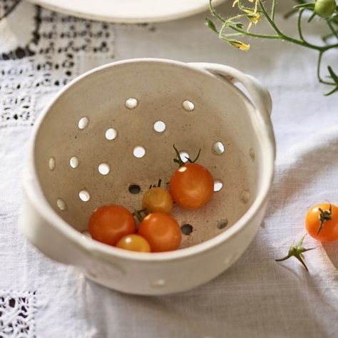 Berry Colander, Diy Keramik, Easter Decorations Ideas, Beginner Pottery, Cerámica Ideas, Tanah Liat, Diy Ceramic, Ideas For Easter Decorations, Keramik Design