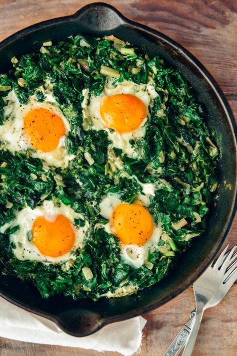 Eggs With Spinach, Telur Goreng, Menu Simple, Breakfast Low Carb, Spinach Egg, Makanan Diet, Fresh Spinach, Healthy Recipe Videos, Fried Eggs