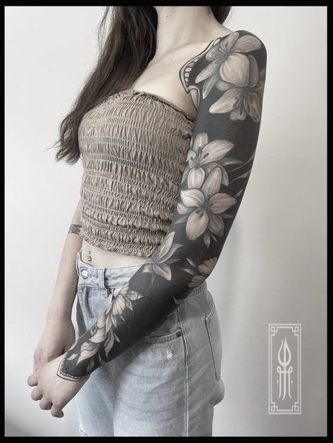 Tattoo Arm Sleeve, Flower Shoulder Tattoo, Arm Tats, Blackout Tattoo, Tattoo Arm, Sister Tattoos, Sleeve Tattoos For Women, Tattoo Model, Blackwork Tattoo