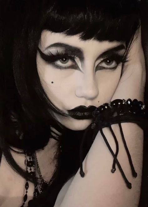 80s Gothic Makeup, Trad Goth Makeup Dark Skin, Trad Makeup Goth, Goth Rock Makeup, Goth Makeup Thick Eyebrows, Witchy Goth Makeup, Goth Makeup Traditional, Goth 80s Makeup, Goth Women Makeup