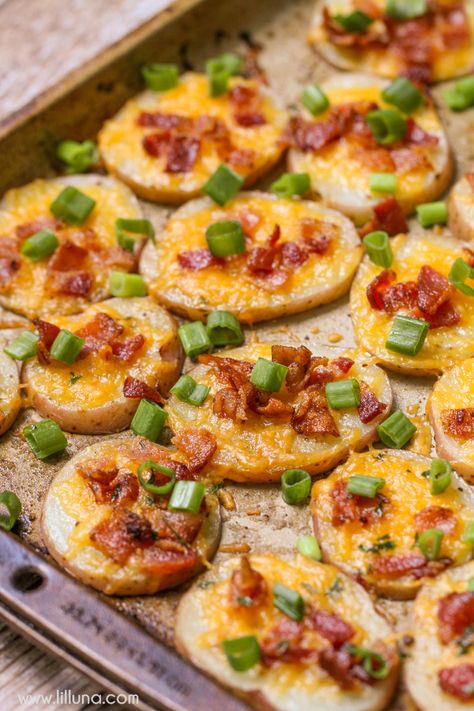 Loaded Baked Potato Rounds - a simple, quick and delicious side dish or appetizer full of cheeses and bacon! We love to dip ours in sour cream - YUM! Baked Potato Rounds, Potato Rounds, Fest Mad, Loaded Baked Potato, Loaded Baked Potatoes, Potato Side Dishes, Deilig Mat, Potato Dishes, Party Food Appetizers