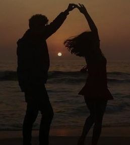 Dancing In The Moonlight Aesthetic, Couple Photo Pose, Couple Dance, Moonlight Sonata, Beach Couple, Pvris, Crochet Aesthetic, Dancing In The Moonlight, D P