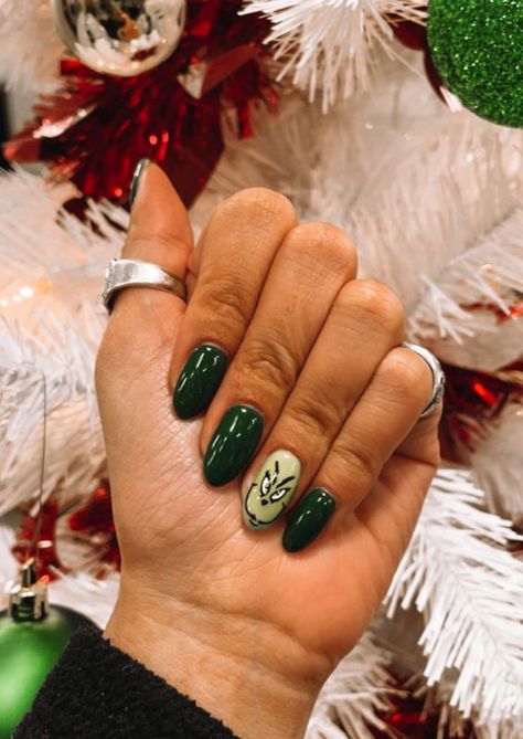 Holiday Nails Grinch, Green Nails With Christmas Tree, Christmas Nail Grinch, Cute Grinch Nails, Simple Christmas Nails Green, Grinch Nails Designs Easy, Easy Grinch Nails, Christmas Nail Designs Green, Grinch Inspired Nails