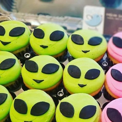 littlebirdsweets on Instagram: "5th birthdays are out of this world!! #littlebirdsweets #customsweets #customcakes #customcupcakes #cupcakes #5thbirthday #alienparty #alienbirthday #aliencupcakes #birthdaycupcakes" Alien Themed Desserts, Alien Party Ideas Outer Space, Alien Smash Cake, Alien Rice Krispie Treats, Alien Party Snacks, Alien Halloween Party Food, Aliens Birthday Party, Rave Cupcakes, Space Birthday Cupcakes