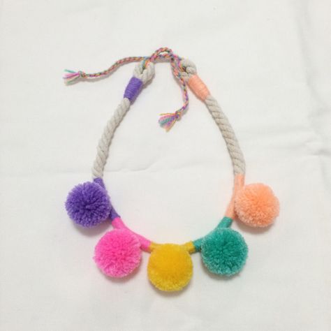 Pompom Necklace, Pom Pom Fashion, Pom Pom Necklace, Dog Necklace, Cat Collar, Diy Dog Stuff, Art Class, Pom Poms, Diy Inspiration