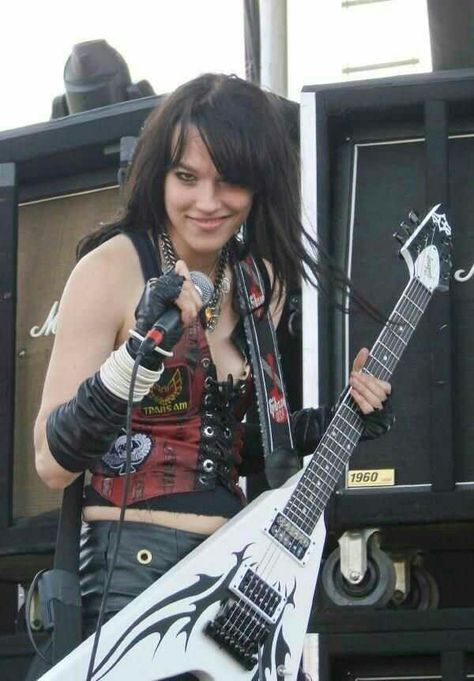 Lizzy hale Izzy Hale, Lzzy Hale, Metal Chicks, Heavy Metal Girl, Music Instagram, Rocker Chick, Women Of Rock, Halestorm, Guitar Girl