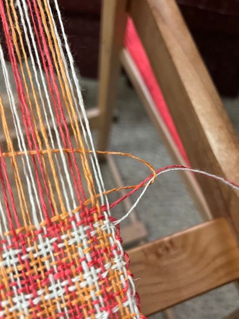 Twill Pattern Weaving, Weaving Twill Pattern, Weaving Twill On Rigid Heddle Loom, Weaving With Roving, Direct Warping Rigid Heddle Loom, Tapestry Loom Weaving, Art Yarn Weaving, Rigid Heddle Weaving Patterns, Weaving Patterns Loom