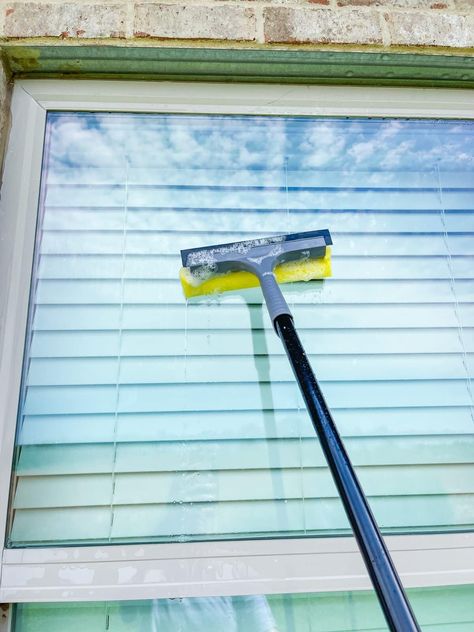 Outside Window Cleaner Homemade, Window Cleaner Streak Free, Window Washing Solution, Cleaning Outside Windows, Clean Outdoor Windows, Window Cleaner Recipes, Diy Window Cleaner, Window Cleaning Tips, Window Cleaner Homemade