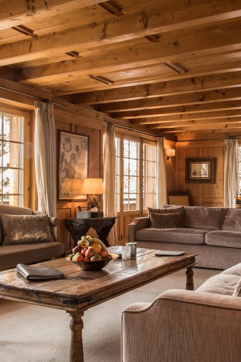 Wooden Wall Living Room Ideas, Cottage Mountain Interior, Switzerland Interior Design, Cosy Wooden Living Room, Wooden House Living Room, Alpine Living Room, Austrian Chalet Interior, Chalet Living Room Ideas, Wooden Living Room Ideas