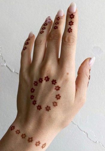 20 Henna Tattoo Designs Simple Yet Stunning for 2024 - Discover Easy Elegance Pen Designs On Hand, Small Henna Designs Fingers, Cute Henna Designs Easy Hand, Mhendi Design Unique Latest Simple, Simple Mehndi Designs Back Hand Easy, Small Henna Designs Hand Simple, Henna Design Back Hand, Henna Wrist, Easy Hand Henna