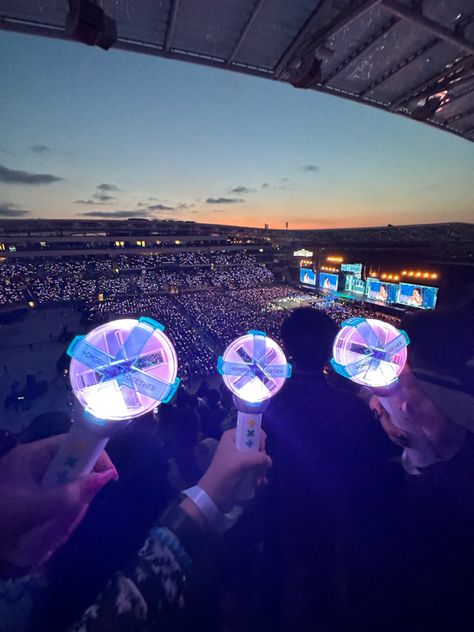 Kpop Concert Lightstick, Moa Lightstick Aesthetic, Concert Kpop Aesthetic, Txt Lightstick Aesthetic, Kpop Aesthetic Concert, Txt Concert Photos, Kpop Concert Photo Ideas, Txt Concert Aesthetic, Txt Lightstick Decoration