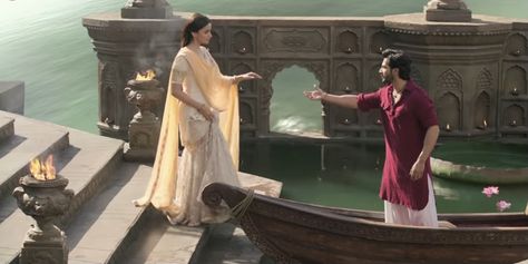 Kalank Movie, Bollywood Romance, Varun Alia, Movie Background, Bollywood Aesthetics, Jab We Met, Alia Varun, Vintage Bollywood Aesthetic, Desi Things