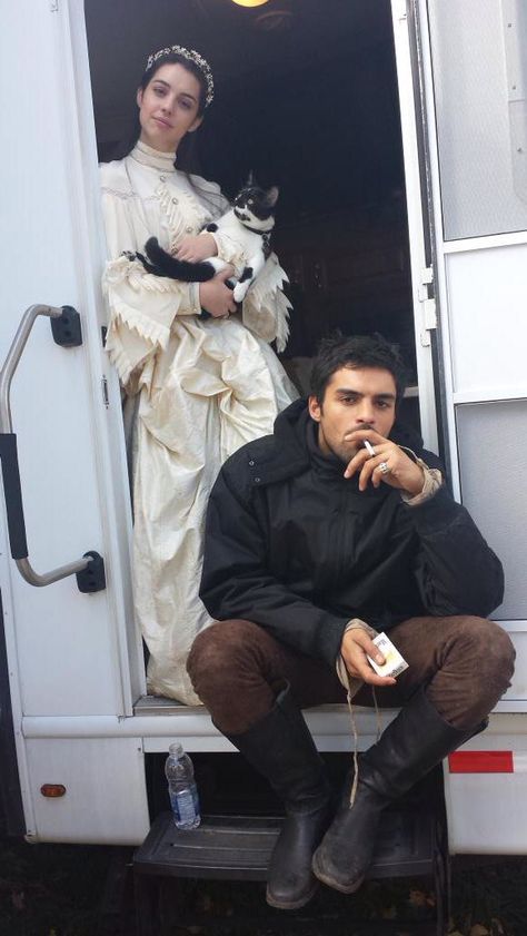 Reign behind the scenes Sean Teale, Reign Cast, Reign Tv Show, Reign Mary, Reign Fashion, Reign Dresses, Famous Cats, Queen Of Scots, Mary Stuart