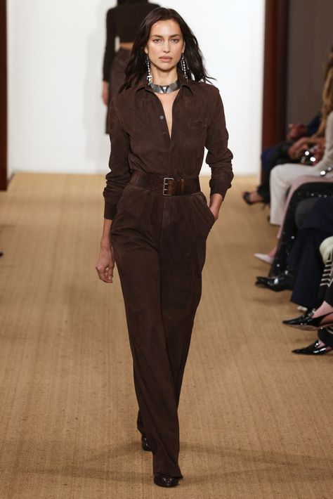 Ralph Lauren Fall 2024 Collection Ralph Lauren Runway 2024, Ralph Lauren Christmas Photoshoot, Ralph Lauren Work Outfits, English Heritage Fashion, Ralph Lauren Thanksgiving, Ralph Lauren Fall 2024, Ralph Lauren Inspired Outfits, Natural Dramatic Style, Fw 2024 2025 Fashion Trends