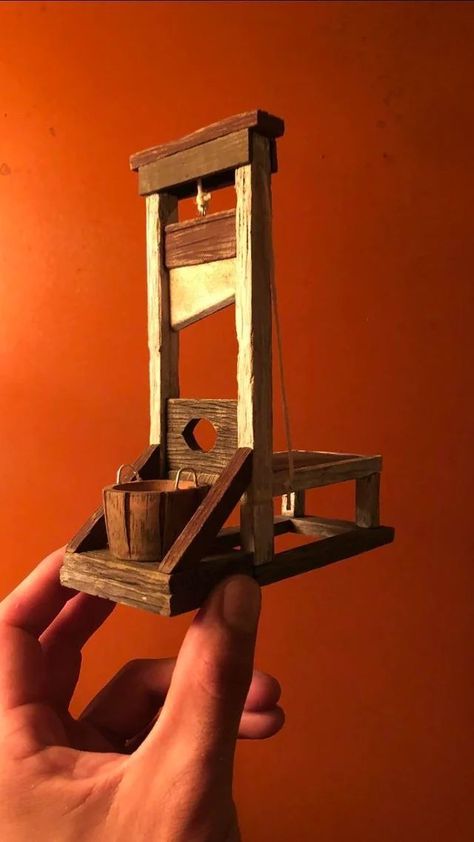 How To Make A Guillotine, Diy Guillotine, Monster Models, Spooky Miniatures, Dnd Diy, Witches House, Dnd Crafts, Diy Doll Miniatures, Halloween Miniatures