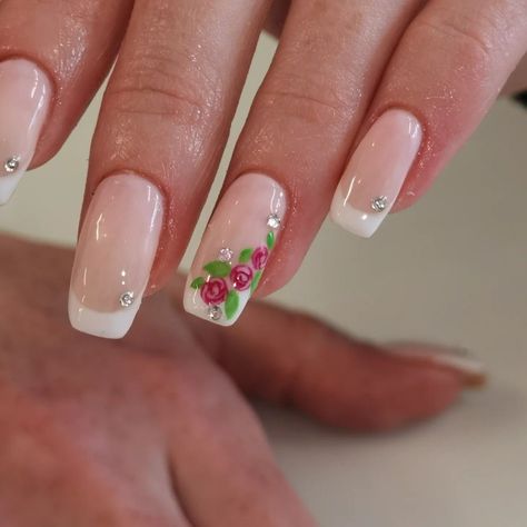 Simple Rose Nail Art, Rose French Nails, Nails With Roses, Roses Nail Art, Rose Nail Design, Gold French Tip, Fingernail Designs, Rose Nail Art, White French Tip