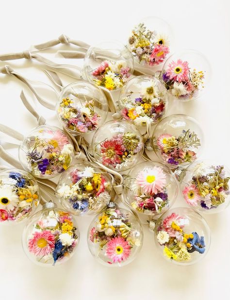 Christmas Flower Ornaments, Wildflower Christmas Tree, Strawflower Ornaments, Diy Flower Ornaments, Dried Flower Bauble, Dried Floral Ornaments, Dried Flower Ornament, Dried Flower Ornament Diy, Dried Flower Christmas Ornaments