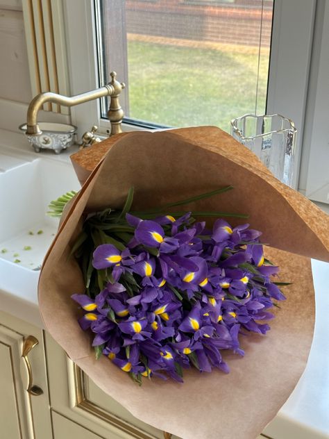 Flower aesthetic iris Bouquet D’iris, Iris Bouquet Aesthetic, Iris Core Aesthetic, Iris Aesthetic Flower, Iris Flower Aesthetic, Iris Flowers Aesthetic, Iris Flowers Bouquet, Irises Aesthetic, Iris Flower Bouquet