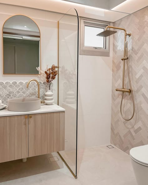 Bathroom For Small Spaces, Timeless Bathroom Tile, Bathroom Timeless, Timeless Bathroom Design, Organic Modern Bathroom, Scallop Tiles, Small Master Bath, Small Bathroom Interior, New House Bathroom