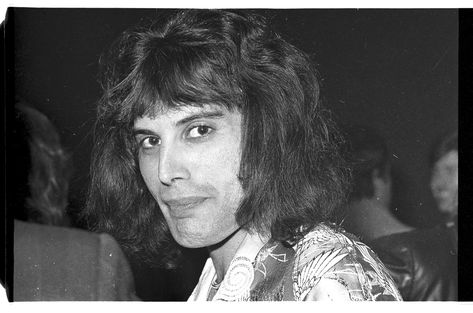 Freddie Mercury in 1975, Photo by Dan McGrath – Queen Poland Mr Fahrenheit, Mary Austin, A Night At The Opera, A Kind Of Magic, Freddy Mercury, We Will Rock You, Queen Pictures, Queen Freddie Mercury, Somebody To Love