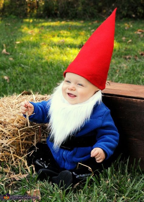 Gnome - this would be a cute and easy costume to make. Great for the colder weather we get. Garden Gnomes Costume, Costumes Faciles, Diy Fantasia, Diy Baby Costumes, Gnome Costume, Meme Costume, Baby Boy Halloween, Baby Kostüm