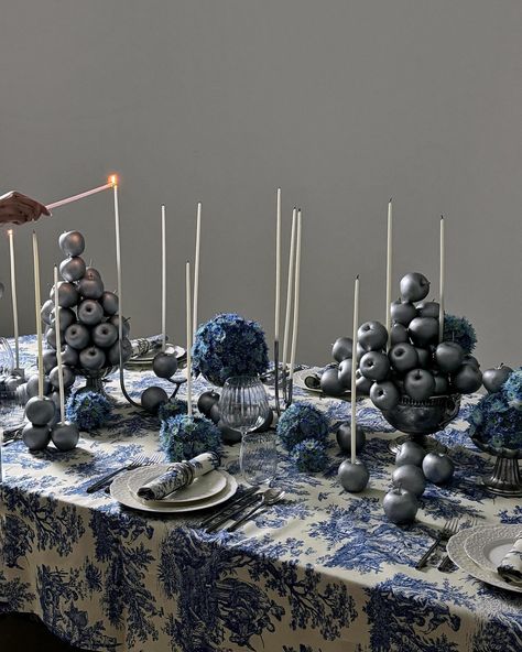 dinner in silver light 🩶 #nayastudio Silver Decorations Party, Silver Table Decorations, Winter Table Settings, Atelier Table, Autumn Table Setting, Winter Table Setting, Setting Table, Unique Floral Arrangements, Blue Patterns